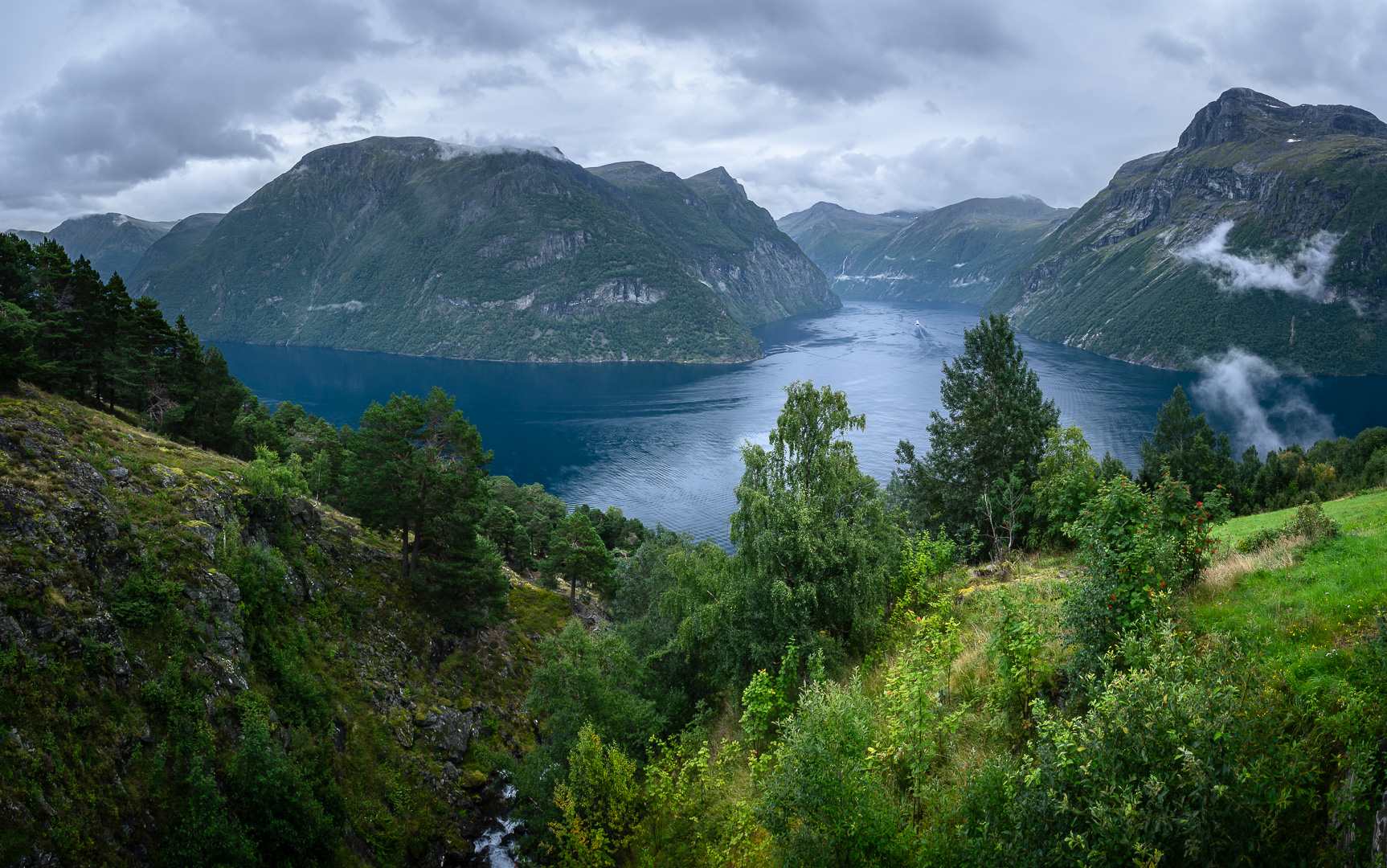 Sunnylvsfjorden og Geirangerfjorden by Adam Lack
